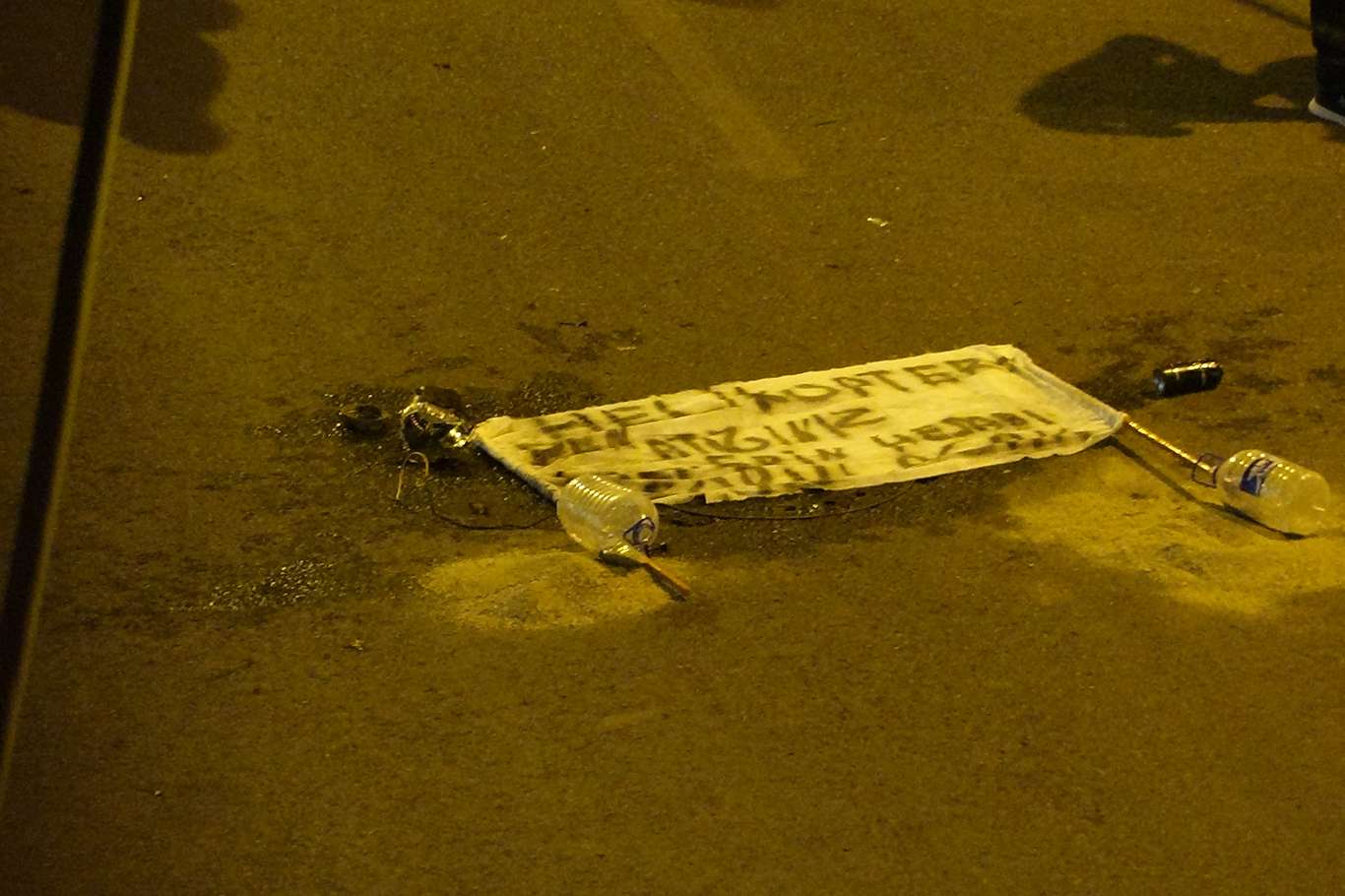 Diyarbakır'da sokak ortasına mesaj yazılarak bırakılan bomba fünye ile patlatıldı Diyarbakır'da sokak ortasına mesaj yazılarak bırakılan bomba fünye ile patlatıldı